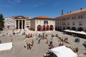 Augustus Forum View, Pula